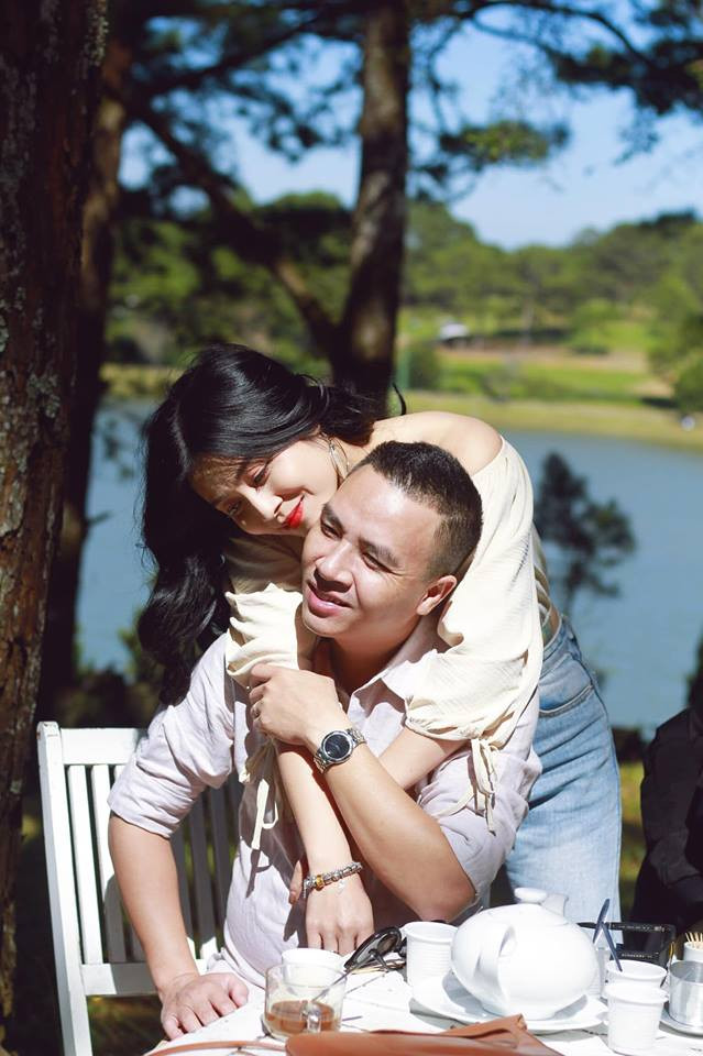 Nếu quay phim Mạnh Hùng được nhận xét là người đàn ông điềm đạm, tình cảm khi liên tục nhường vợ thì MC Hoàng Linh đã đáp lại bằng việc thường xuyên chia sẻ khoảnh khắc "tình bể bình" của cả hai trên trang cá nhân.