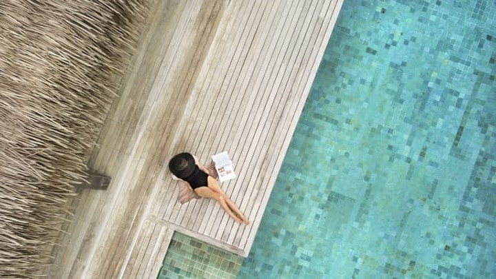 Six Senses Fiji, quốc đảo Fiji vừa khai trương hồi tháng 3 bao gồm 60 biệt thự, trong đó 26 biệt thự có hồ bơi riêng (từ 60m2 - 150m2). Đây được mệnh danh như chốn "bồng lai tiên cảnh" để bạn tận hưởng trọn vẹn toàn cảnh biển và hoàng hôn bình dị ở quốc đảo xinh đẹp này.