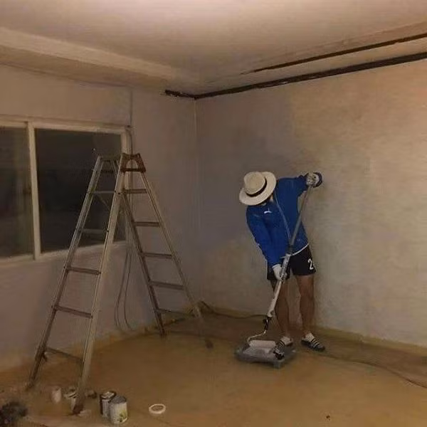 Cô chị tuy là con gái nhưng lại thích sống đơn giản, không thường xuyên tân trang hay trang trí cho căn phòng của mình, thậm chí còn tự nhận mình là một người khá cẩu thả. Thấy chị gái sống trong căn phòng nhỏ, xập xệ và quá đơn điệu, cậu em trai quyết tâm tạo bất ngờ cho chị gái bằng cách tự tay “hô biến” thành căn hộ xinh xắn, ai nhìn cũng phải mê. Trước khi được cải tạo, căn phòng trông khá bình thường, không có quá nhiều vật dụng nổi bật và cũng không được trang trí cầu kỳ, nhìn đi nhìn lại chỉ có chiếc giường, vài chiếc tủ gỗ, tường và trần nhà cũng đã xuống cấp.