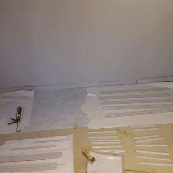 Sau vài tháng ngắn ngủi, cậu em trai đã cải tạo thành công căn phòng xập xệ ngày nào thành một căn hộ vô cùng khang trang, hiện đại nhưng vẫn mang nét nữ tính cho chị gái của mình. Khắp căn phòng được lắp đặt đèn chiếu sáng, phần sàn nhà được thay đổi thành màu sắc phù hợp, thậm chí còn được trải thảm “sang chảnh”.