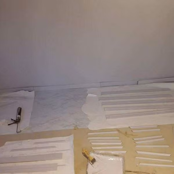 Sau vài tháng ngắn ngủi, cậu em trai đã cải tạo thành công căn phòng xập xệ ngày nào thành một căn hộ vô cùng khang trang, hiện đại nhưng vẫn mang nét nữ tính cho chị gái của mình. Khắp căn phòng được lắp đặt đèn chiếu sáng, phần sàn nhà được thay đổi thành màu sắc phù hợp, thậm chí còn được trải thảm “sang chảnh”.