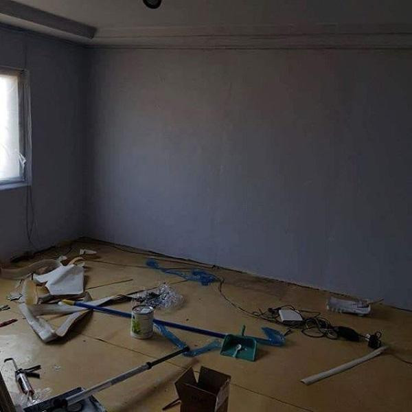 Cậu em trai bắt đầu thay đổi diện mạo cho căn phòng nhỏ của chị với bước đầu tiên là dọn dẹp sạch sẽ, bỏ hết những đồ đạc cũ ra khỏi phòng. Anh chàng tự tay sơn sửa, chắp vá lại các vị trí đã xuống cấp, lựa chọn màu sơn trắng để lột xác hoàn toàn cho căn phòng. Một góc tường được trang trí bằng họa tiết gạch cũ nhưng độc đáo, khiến cho căn phòng nhỏ có điểm nhấn hơn.