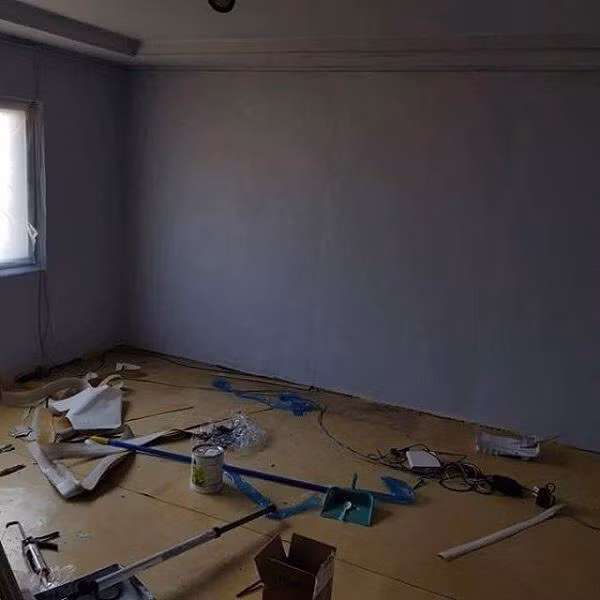 Cậu em trai bắt đầu thay đổi diện mạo cho căn phòng nhỏ của chị với bước đầu tiên là dọn dẹp sạch sẽ, bỏ hết những đồ đạc cũ ra khỏi phòng. Anh chàng tự tay sơn sửa, chắp vá lại các vị trí đã xuống cấp, lựa chọn màu sơn trắng để lột xác hoàn toàn cho căn phòng. Một góc tường được trang trí bằng họa tiết gạch cũ nhưng độc đáo, khiến cho căn phòng nhỏ có điểm nhấn hơn.