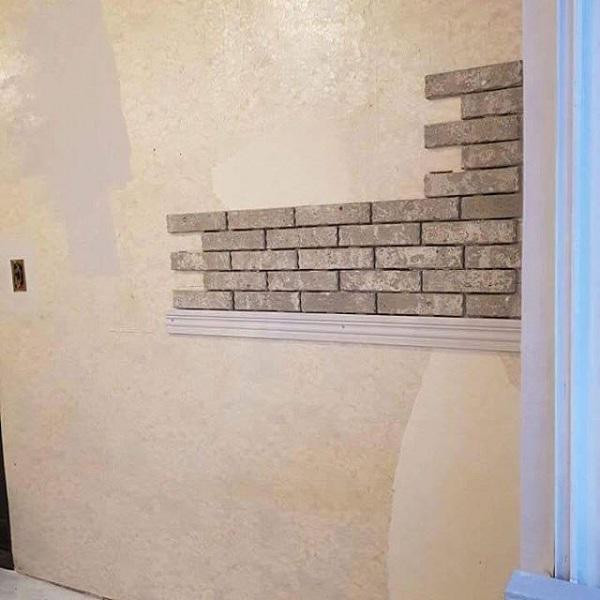 Tận dụng cửa sổ lớn mang ánh sáng tự nhiên vào cho cả căn phòng, anh chàng đặt một chiếc bàn gỗ nhỏ và ghế salon ngắn, tạo không gian vừa để học tập, vừa để ngồi nghỉ ngơi thư giãn cho chị gái. Ngay kế bên cửa sổ là chiếc tủ trắng chứa đồ, trên đó có đặt rất nhiều loại cây xanh lọc khí, phù hợp cho những căn phòng nhỏ.