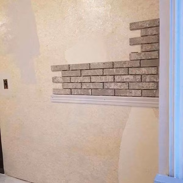 Tận dụng cửa sổ lớn mang ánh sáng tự nhiên vào cho cả căn phòng, anh chàng đặt một chiếc bàn gỗ nhỏ và ghế salon ngắn, tạo không gian vừa để học tập, vừa để ngồi nghỉ ngơi thư giãn cho chị gái. Ngay kế bên cửa sổ là chiếc tủ trắng chứa đồ, trên đó có đặt rất nhiều loại cây xanh lọc khí, phù hợp cho những căn phòng nhỏ.