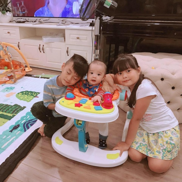 Vợ chồng Hằng Túi và ba con sinh sống trong một căn hộ tại Hà Nội. Vì có chồng làm kiến trúc sư nên không gian căn hộ của Hằng Túi được thiết kế đẹp, nội thất cao cấp, sang trọng.