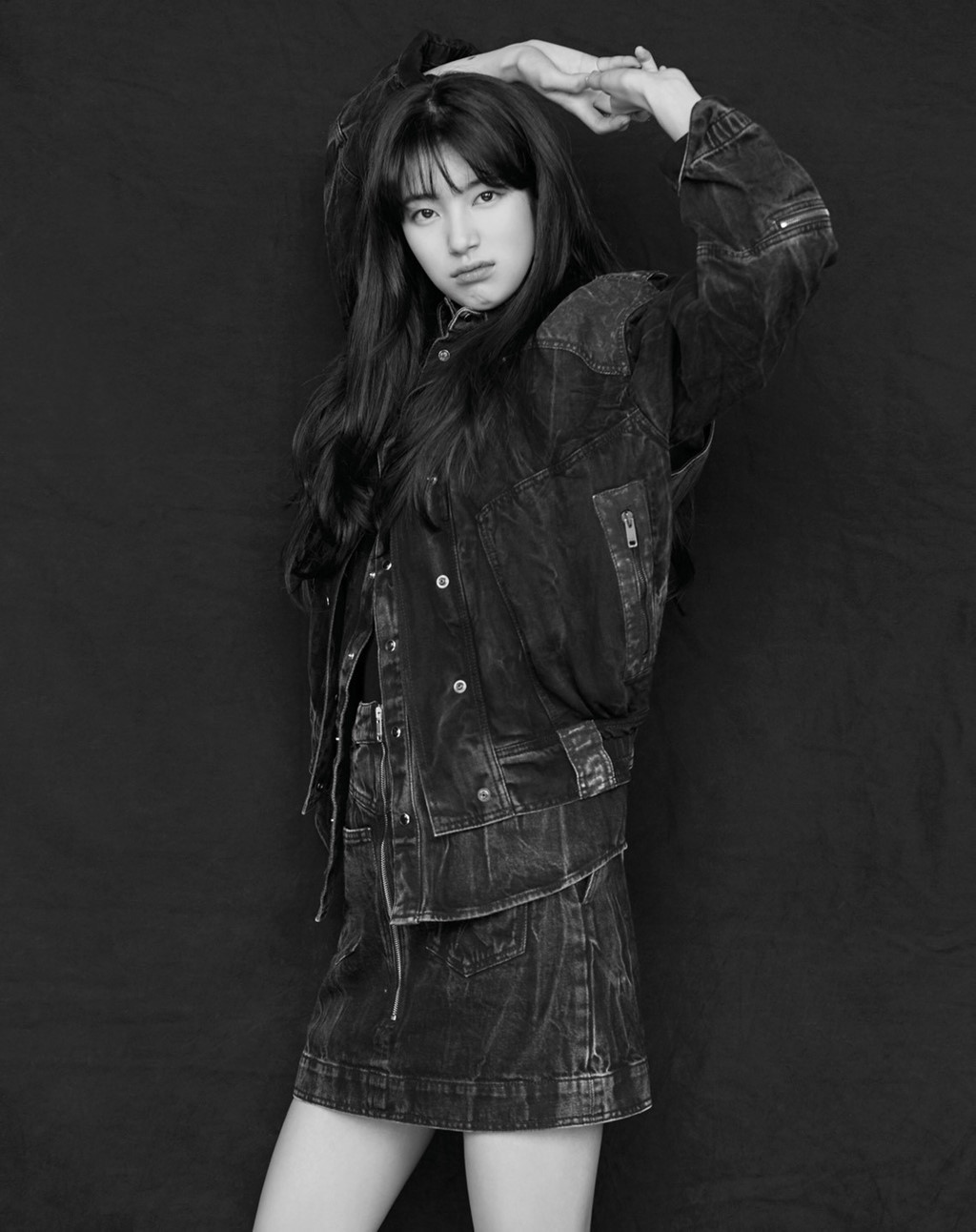 Biểu cảm tinh nghịch của bạn gái Lee Dong Wook chứng minh cô hiểu và nắm bắt rõ nội dung ý tưởng của bộ hình. Không được khen ngợi nhiều về mặt biểu đạt cảm xúc khi diễn xuất nhưng sự biến hóa khi chụp hình tạp chí của cô luôn được đánh giá cao.