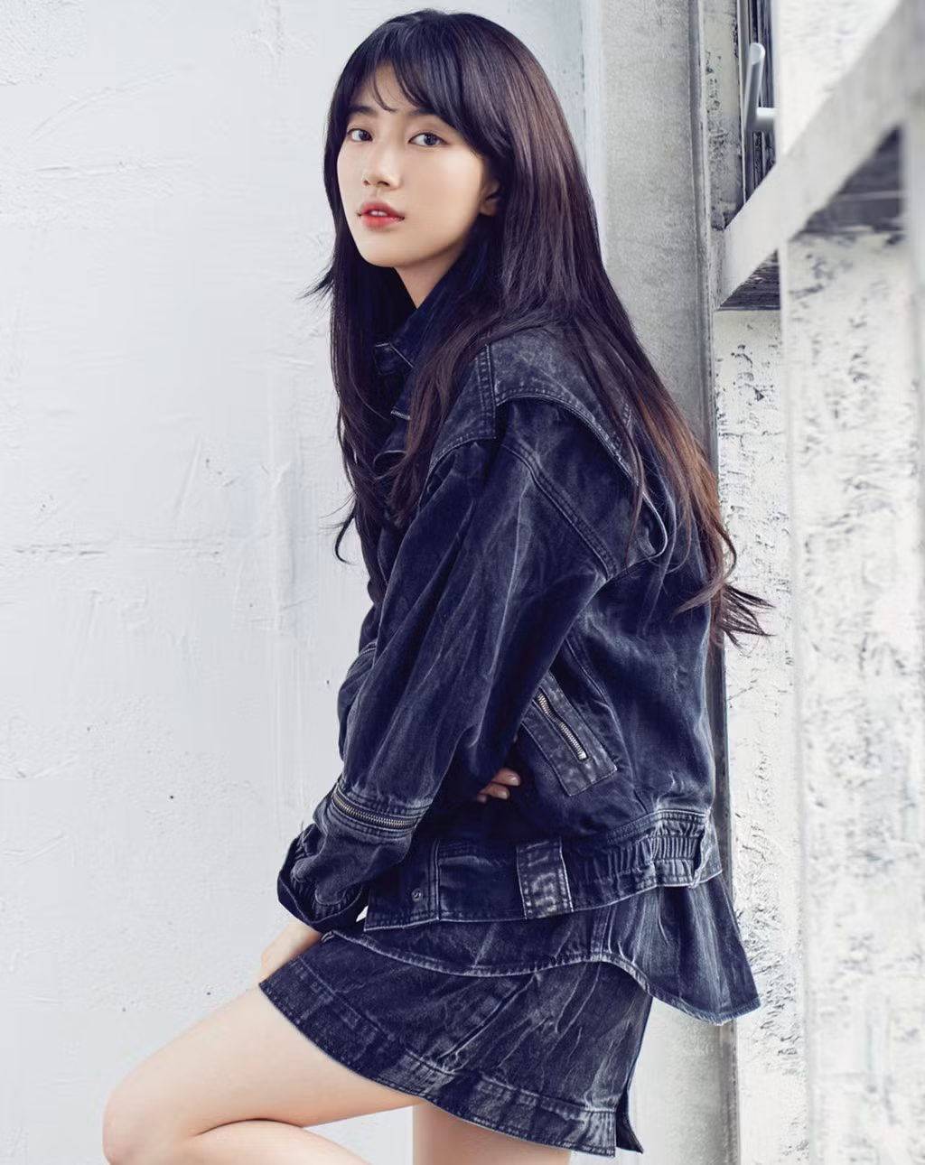 Bộ ảnh của Suzy mang phong cách trẻ trung, năng động với quần áo chất liệu denim, kaki cùng kiểu dáng đơn giản. Hình tượng "tình đầu trong sáng" của cô được đánh giá phù hợp với trang phục và ý tưởng được đề ra.