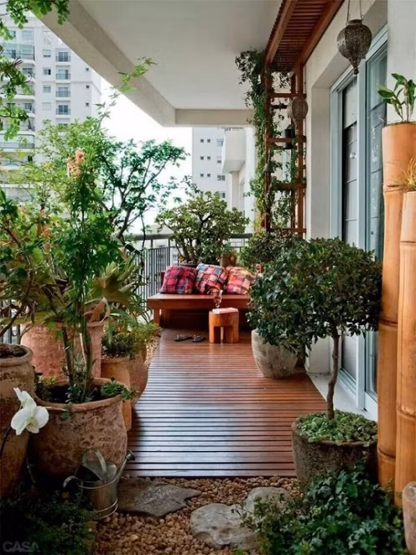 Không gian ban công xanh mát với các loại cây cảnh, hãy dành một góc sát với nơi ngồi uống nước để thiết kế khung gỗ, giúp các loại cây leo giàn như dưa chuột, đậu cove, đậu biếc thêm nhiều sức sống.