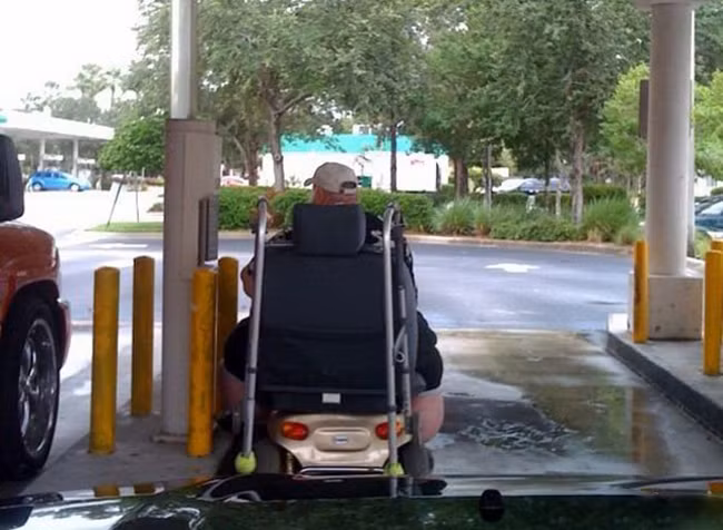 Ô tô ngồi không vừa nên phải đi xe này.