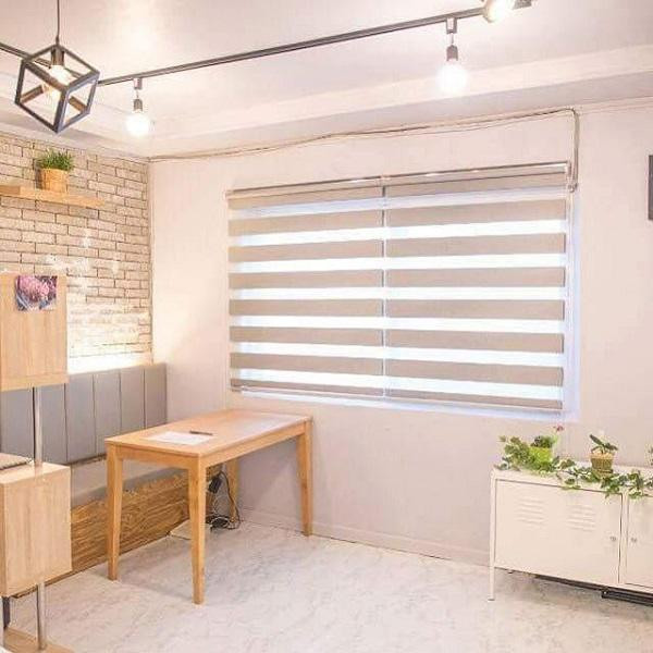 Cậu em trai không quên trang bị giá sách tiện lợi cho chị gái, giường ngủ được giữ nguyên nhưng thay bộ ga giường cùng gam màu với toàn bộ căn phòng. Đầu giường đặt một chiếc bàn nhỏ để đặt những vật dụng lặt vặt cần thiết của con gái.