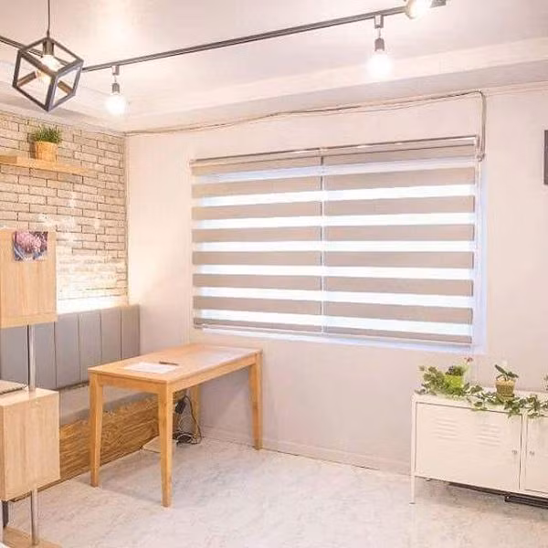 Cậu em trai không quên trang bị giá sách tiện lợi cho chị gái, giường ngủ được giữ nguyên nhưng thay bộ ga giường cùng gam màu với toàn bộ căn phòng. Đầu giường đặt một chiếc bàn nhỏ để đặt những vật dụng lặt vặt cần thiết của con gái.