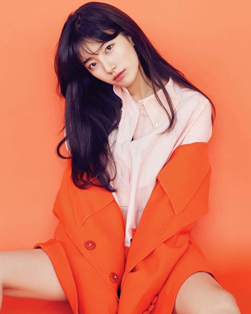 Từng cắt tóc ngắn để tham gia bộ phim While You Were Sleeping, nữ ca sĩ Suzy được cho rằng có phần kém sắc hơn khi để tóc dài. Trở lại với mái tóc chấm eo màu đen, fan không tiếc lời khen ngợi dung nhan bạn gái Lee Dong Wook.
