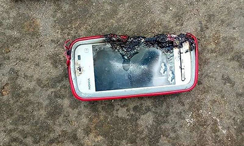 Chiếc điện thoại thương hiệu Nokia tại hiện trường.