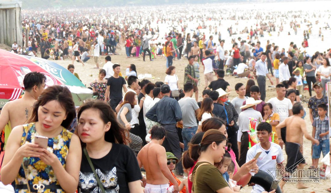 Muôn sắc màu ở bãi biển Cửa Lò trong mùa du lịch.