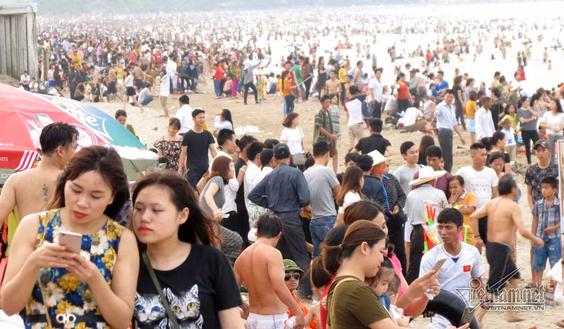 Muôn sắc màu ở bãi biển Cửa Lò trong mùa du lịch.