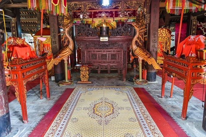 Đình Chèm thờ đức Thượng đẳng Thiên vương Lý Ông Trọng và Hoàng Phi Bạch Tĩnh Cung.