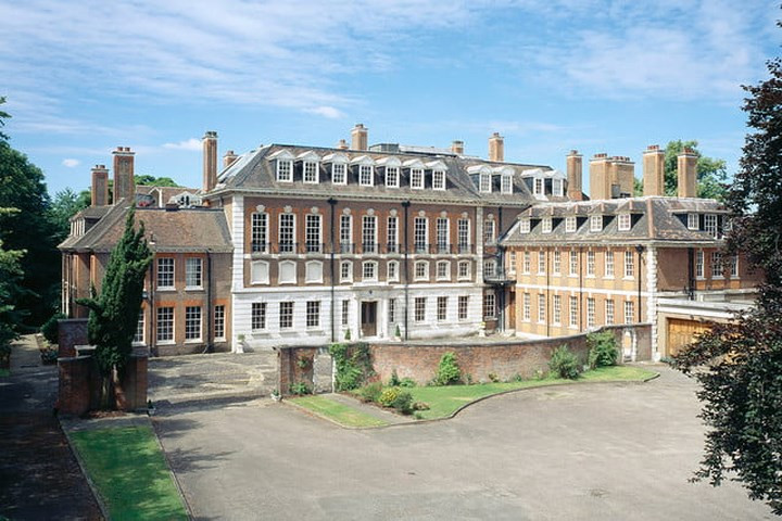 Witanhurst London, Anh được tỷ phú người Nga Andrey Guryev mua lại với giá 50 triệu bảng Anh năm 2008.