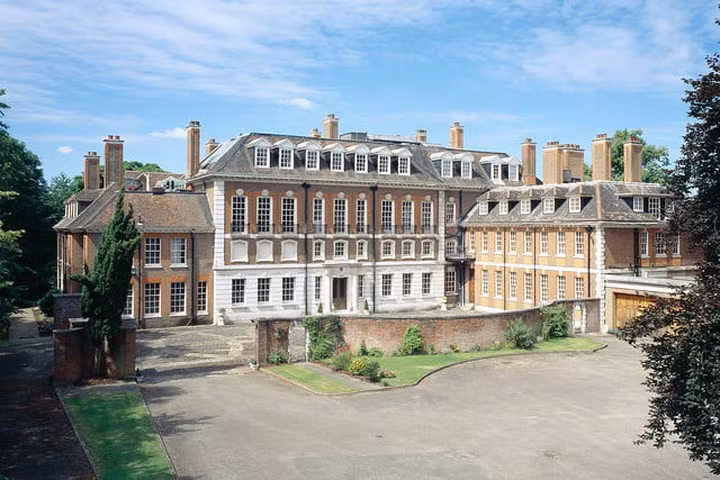 Witanhurst London, Anh được tỷ phú người Nga Andrey Guryev mua lại với giá 50 triệu bảng Anh năm 2008.