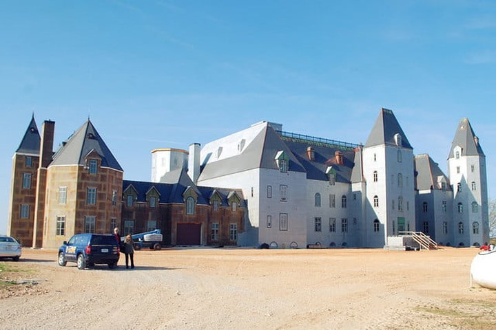 Pháo đài có 13 phòng ngủ, 14 phòng tắm...tập hợp nhiều công nghệ năng lượng hiện đại nhất.