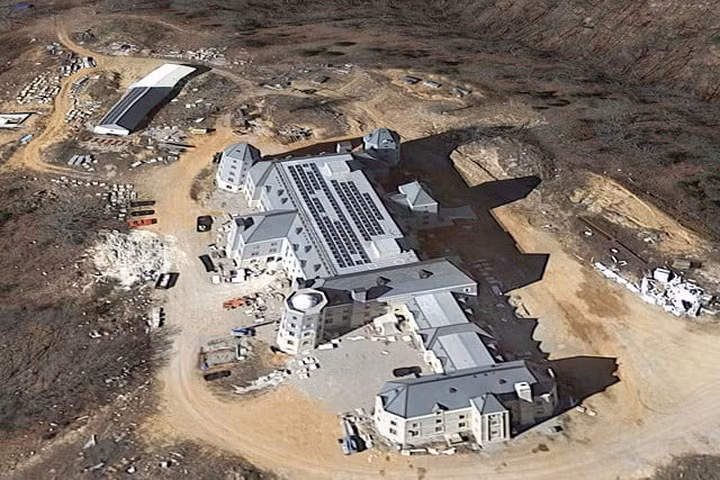 Pensmore - Highlandville, Missouri thuộc sở hữu của tỷ phú Steven Huff được coi như ngôi nhà không thể bị phá hủy khi thiết kế chịu được bom, động đất và nhiều thảm họa khác...