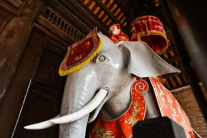 Theo thần phả, Thượng đẳng Thiên vương Lý Ông Trọng (tên huý là Lý Thân) sinh ở làng Chèm vào thời Hùng Duệ Vương, với tài nghệ văn võ song toàn ông đã có công giúp vua Thục đánh thắng giặc Ai Lao, Chiêm Thành.