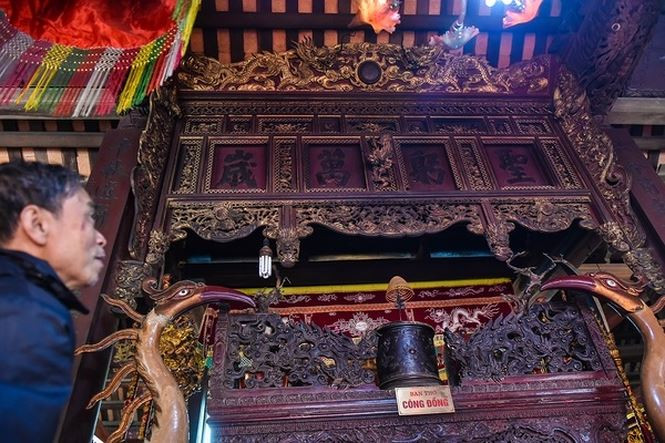 Bên trong đình, các cột, mái được chạm trổ tinh vi với hình rồng cuốn thủy, rồng mây, tứ linh, cá hóa rồng, hoa lá, vân mây sóng nước mang đậm nét nghệ thuật kiến trúc thời Lê Trung hưng (thế kỷ XVIII).