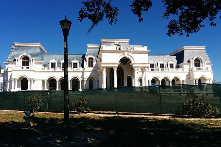 Biệt thự gồm 32 phòng tắm của nhà, 11 nhà bếp, 14 phòng ngủ, arcade, phòng tập thể dục, thẩm mỹ viện và rạp chiếu phim. Có không gian cho 30 chiếc xe trong nhà để xe và 6 hồ bơi để lựa chọn.