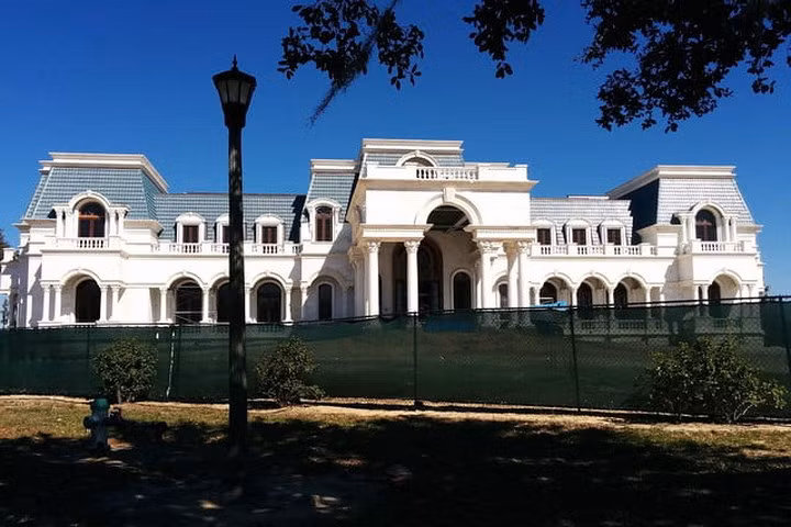 Biệt thự gồm 32 phòng tắm của nhà, 11 nhà bếp, 14 phòng ngủ, arcade, phòng tập thể dục, thẩm mỹ viện và rạp chiếu phim. Có không gian cho 30 chiếc xe trong nhà để xe và 6 hồ bơi để lựa chọn.