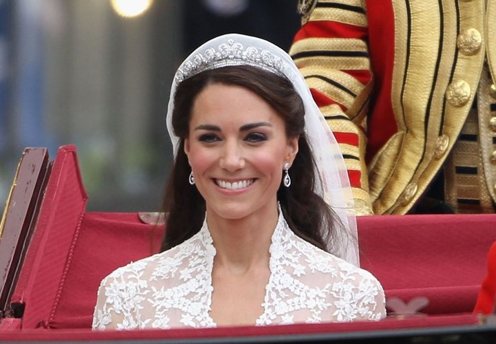 Kate Middleton đội chiếc vương miện Cartier Halo Tiara gồm gần 1.000 viên kim cương cắt sắc rực rỡ. Chiếc vương miện này do Vua George VI ủy nhiệm Cartier London làm năm 1936 như một món quà cho Elizabeth I.