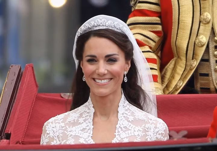 Kate Middleton đội chiếc vương miện Cartier Halo Tiara gồm gần 1.000 viên kim cương cắt sắc rực rỡ. Chiếc vương miện này do Vua George VI ủy nhiệm Cartier London làm năm 1936 như một món quà cho Elizabeth I.