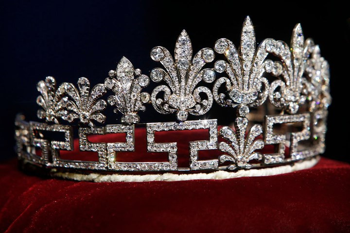 Meghan Markle có một số tùy chọn vương miện cho đám cưới cổ tích của mình với Hoàng tử Harry: Strathmore Rose Tiara, Hoa sen Tiara, Nút Người yêu Cambridge...