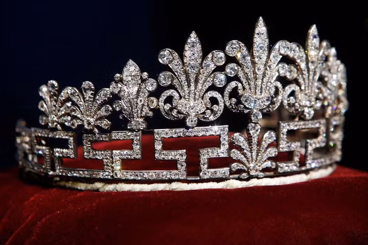 Meghan Markle có một số tùy chọn vương miện cho đám cưới cổ tích của mình với Hoàng tử Harry: Strathmore Rose Tiara, Hoa sen Tiara, Nút Người yêu Cambridge...