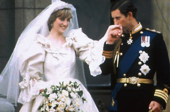 Công nương Diana đội chiếc vương miện Spencer được nạm các viên kim cương tạo thành hình hoa tulip khi kết hôn với Hoàng tử Charles năm 1981.