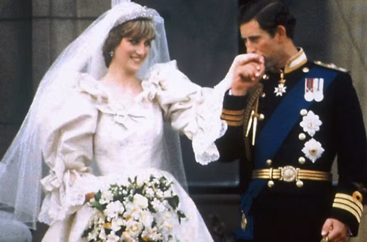 Công nương Diana đội chiếc vương miện Spencer được nạm các viên kim cương tạo thành hình hoa tulip khi kết hôn với Hoàng tử Charles năm 1981.