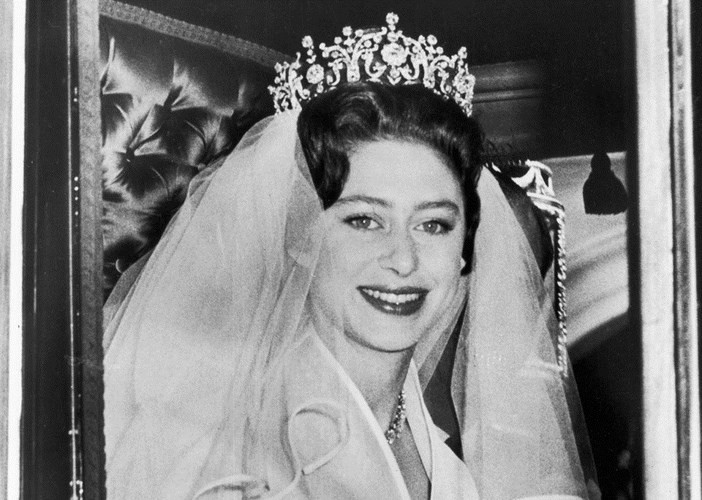 Công chúa Margaret và vương miện Poltimore có họa tiết cuộn gắn kim cương. Nó được bán đấu giá với giá £ 926.400 (khoảng 1,2 triệu USD) năm 2006.