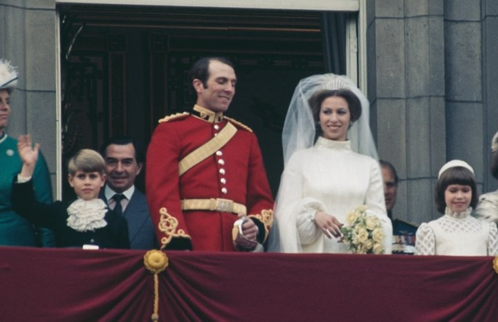 Khi Nữ hoàng Elizabeth II (sau đó là Công chúa Elizabeth) kết hôn với Philip Mountbatten, Công tước xứ Edinburgh năm 1947, cô đeo chiếc vương miện Lazzler gồm 47 thanh kim cương ghép.