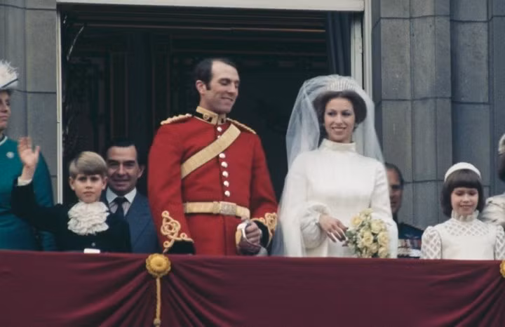 Khi Nữ hoàng Elizabeth II (sau đó là Công chúa Elizabeth) kết hôn với Philip Mountbatten, Công tước xứ Edinburgh năm 1947, cô đeo chiếc vương miện Lazzler gồm 47 thanh kim cương ghép.