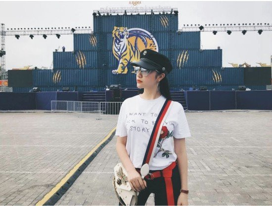 Hạnh Sino khiến các fan trầm trồ với chiếc túi Broadway leather clutch có giá 3200 USD (gần 70 triệu đồng) của Gucci.