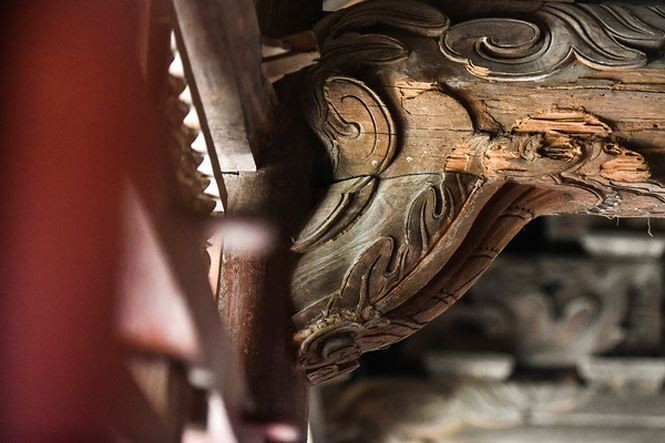 Các chi tiết chạm trổ công phu được khắc trực tiếp trên gỗ nguyên khối chứ không dùng keo để ghép dán.