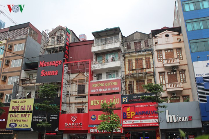 Những khung sắt này có thể gặp ở bất cứ nơi đâu tại các công trình mặt phố.