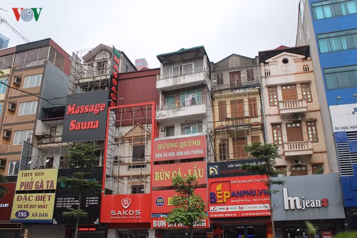 Những khung sắt này có thể gặp ở bất cứ nơi đâu tại các công trình mặt phố.