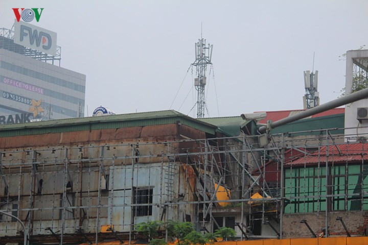 Tuy nhiên, việc dỡ bỏ chỉ làm một nửa, phần lớn các bảng quảng cáo sau khi bóc đi phần nội dung thì vẫn còn phần xương khung thép gắn với công trình.