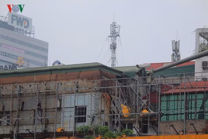 Tuy nhiên, việc dỡ bỏ chỉ làm một nửa, phần lớn các bảng quảng cáo sau khi bóc đi phần nội dung thì vẫn còn phần xương khung thép gắn với công trình.