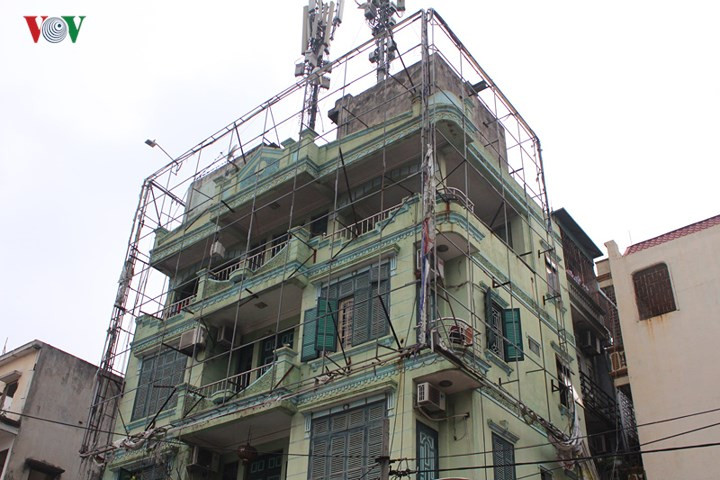 Nhiều công trình bao xung quanh là khung sắt trông như lồng chim treo giữa phố.