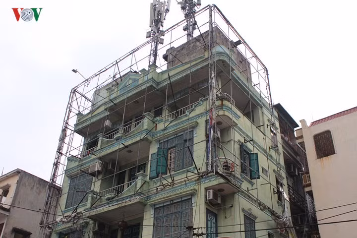 Nhiều công trình bao xung quanh là khung sắt trông như lồng chim treo giữa phố.