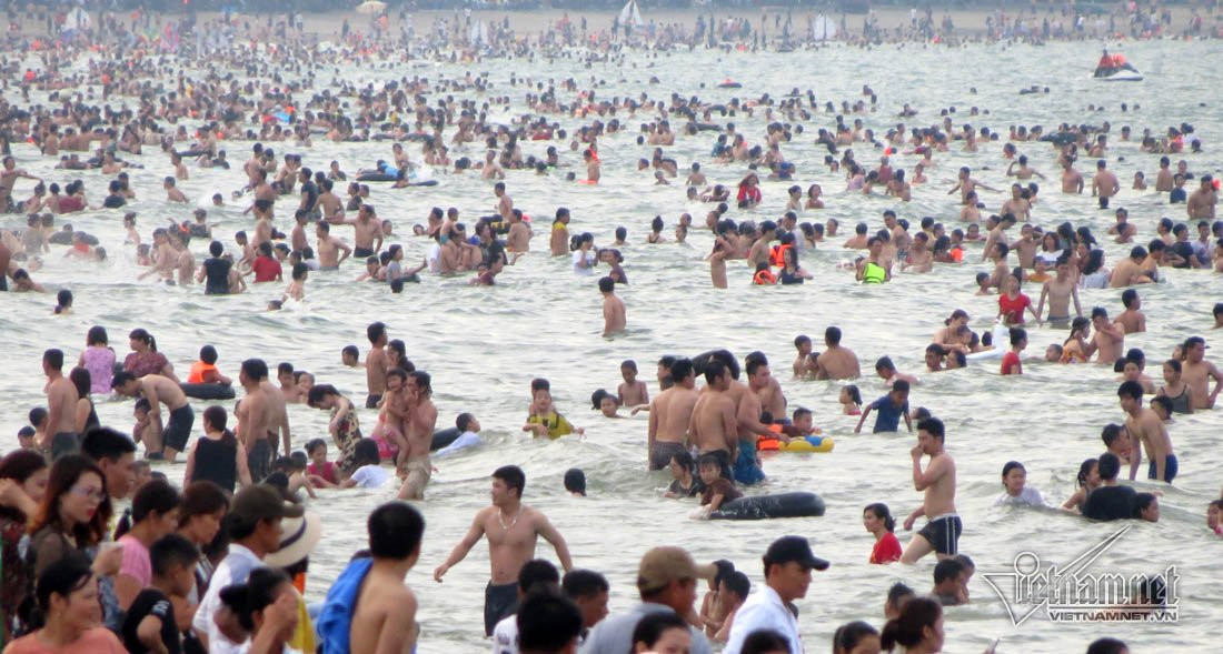 Bãi tắm đông đúc trong những ngày nghỉ lễ dài ngày.