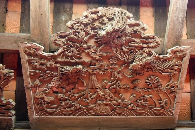 Đình Chèm được xây dựng theo lối kiến trúc nội công ngoại quốc, chắc chắn và công phu.