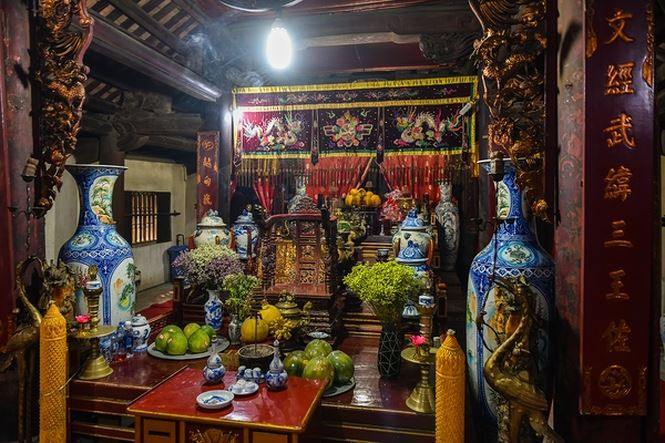 Sau này khi qua đời, ông được nhà vua ban là Thượng Đẳng Phúc Thần Duệ hiệu Hy Khang Thiên Vương. Người dân trong vùng tôn vinh ông là Đức Thánh Chèm và dựng đền thờ ngay tại làng Chèm.