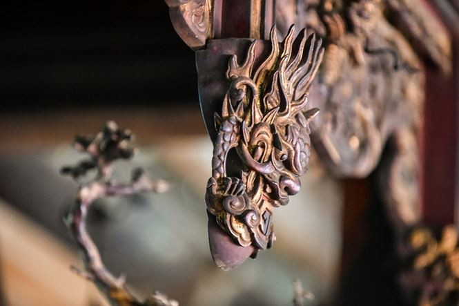 Các chi tiết chạm trổ công phu được khắc trực tiếp trên gỗ nguyên khối chứ không dùng keo để ghép dán.